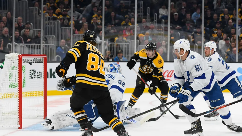 David Pastrňák z Bostonu střílí gól v utkání s Tampou Bay