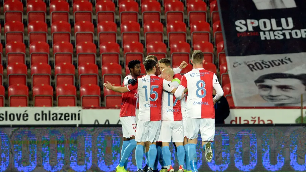 Fotbalisté Slavie slaví gól