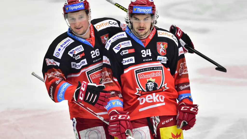 Aleš Jergl slaví gól s Kevinem Klímou