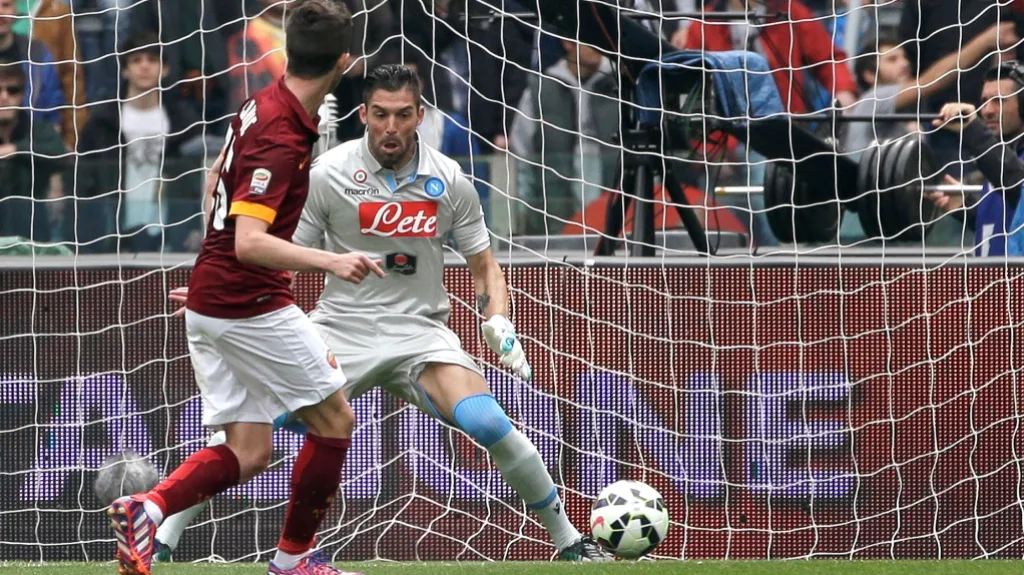 Miralem Pjanič střílí gól do sítě Neapole