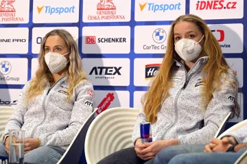 Tereza Voborníková a Markéta Davidová na tiskové konferenci před zahájením sezony
