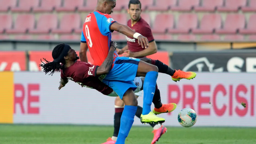 Jean-David Beauguel v souboji s Costou