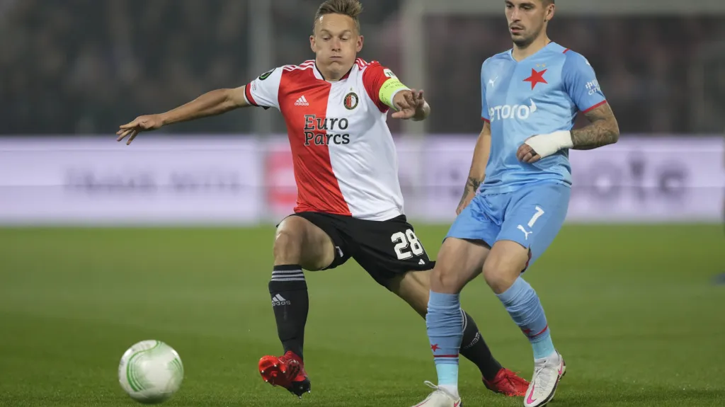 Nicolae Stanciu ze Slavie (vpravo) v utkání proti Feyenoordu