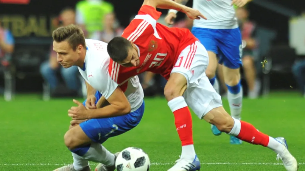 Útočník Stanislav Tecl (vlevo) v souboji s Alexejem Jonovem z Ruska