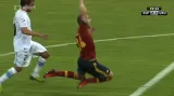 Španělsko - Uruguay: Neodpískaný faul na útočícího Soldada (92. min.)
