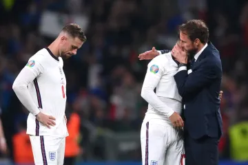 Gareth Southgate utěšuje Bukaya Saku