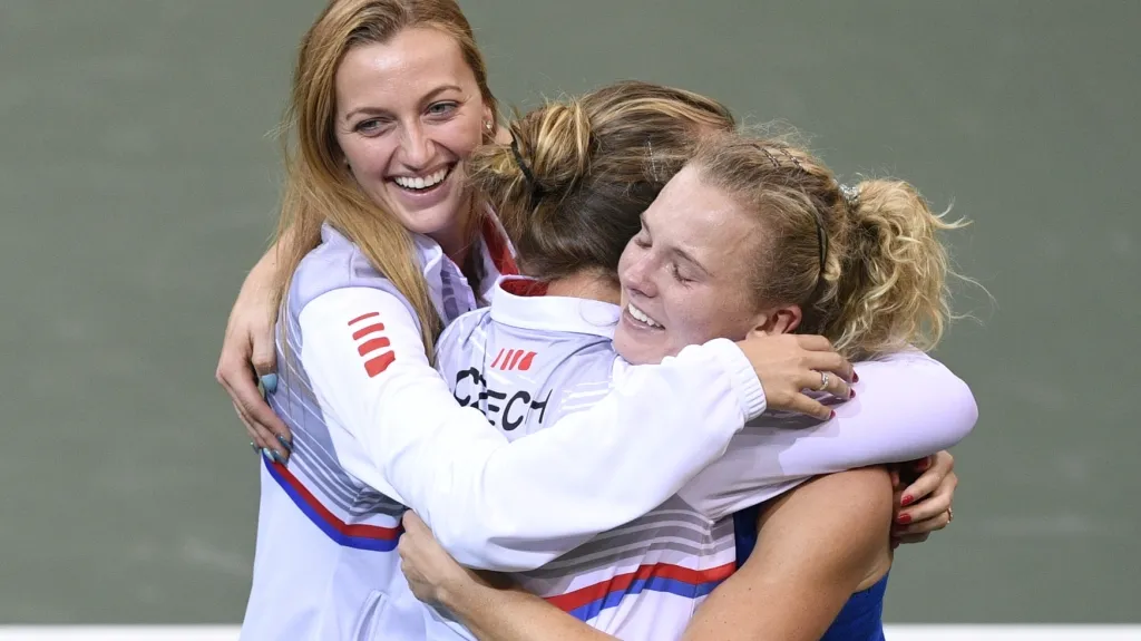 Kateřina Siniaková v objetí Krejčíkové a Kvitové