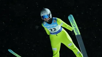 Skoky Kláry Ulrichové na středním můstku v Zau