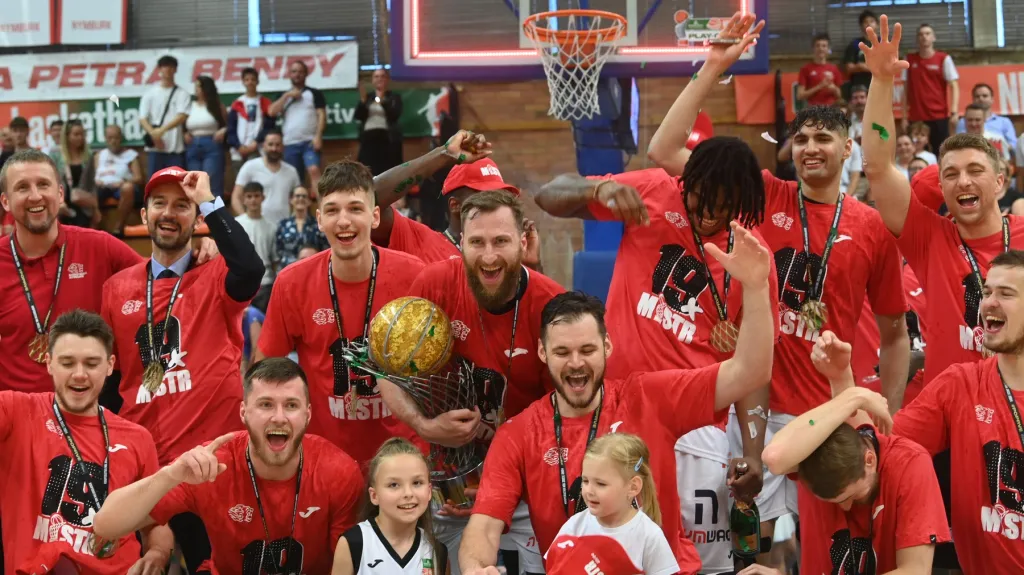 Basketbalisté Nymburka slaví titul