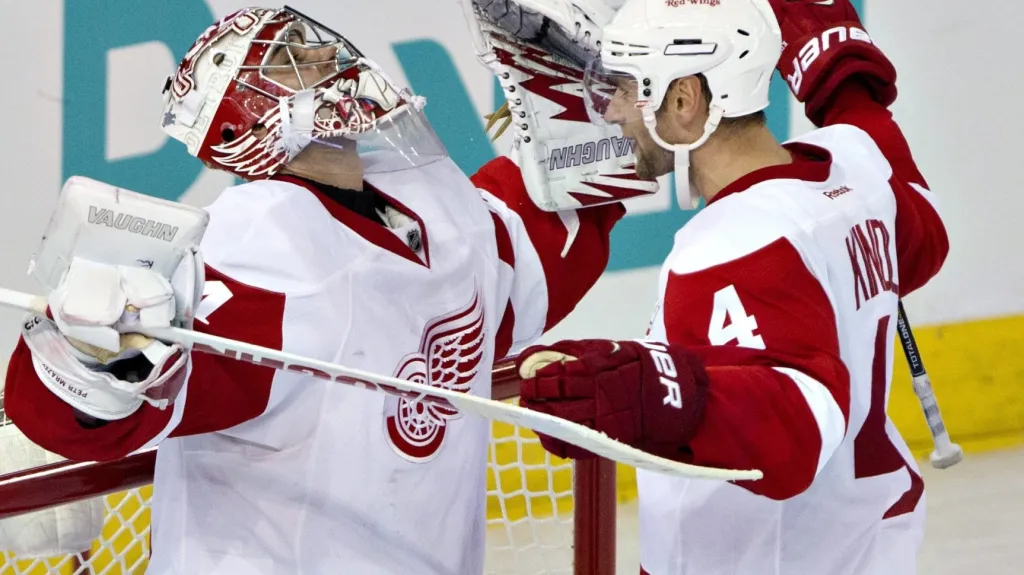 Brankář Petr Mrázek a obránce Jakub Kindl z Detroitu