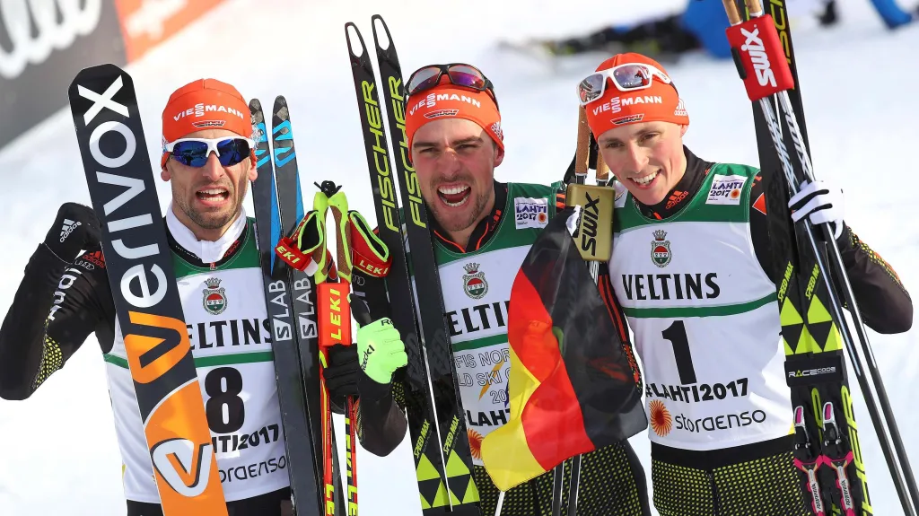 Německé stupně vítězů. Zleva třetí Björn Kircheisen, vítěz Johannes Rydzek a druhý Eric Frenzel