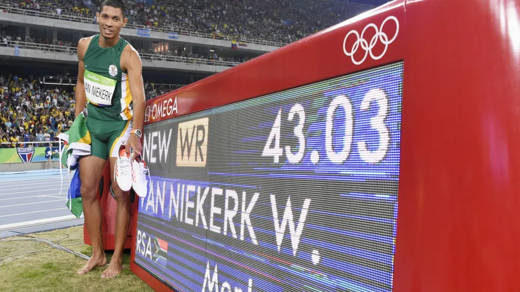 Jihoafričan Wayde van Niekerk po světovém rekordu v běhu na 400 metrů
