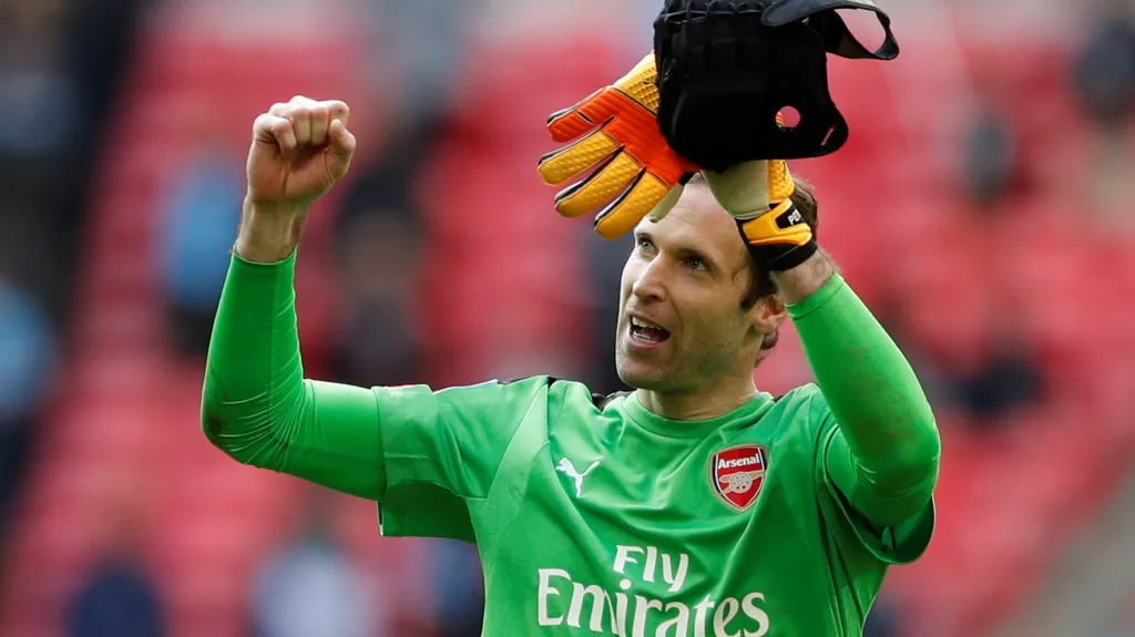 Petr Čech se raduje z postupu do finále anglického FA Cupu