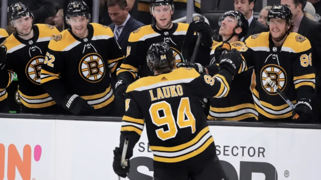 Jakub Lauko se raduje z gólu se spoluhráči z Bostonu