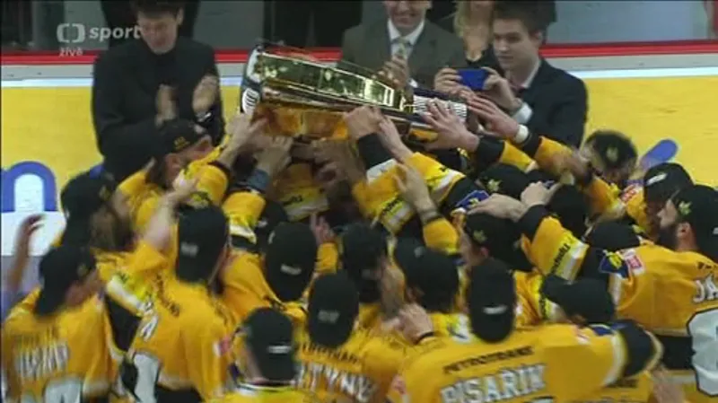 Předání Masarykova poháru novým mistrům z Litvínova