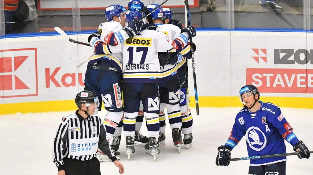Hokejisté Českých Budějovic se radují z gólu v síti Plzně