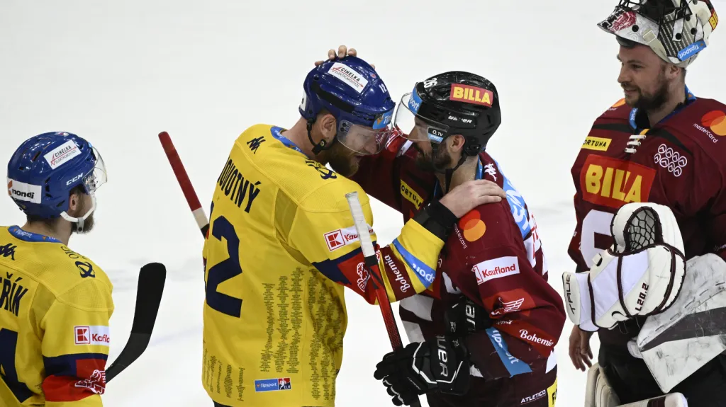 Jiří Novotný se zdraví s Michalem Řepíkem