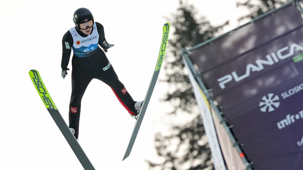 Anna Odine Stroemová na středním můstku v Planici