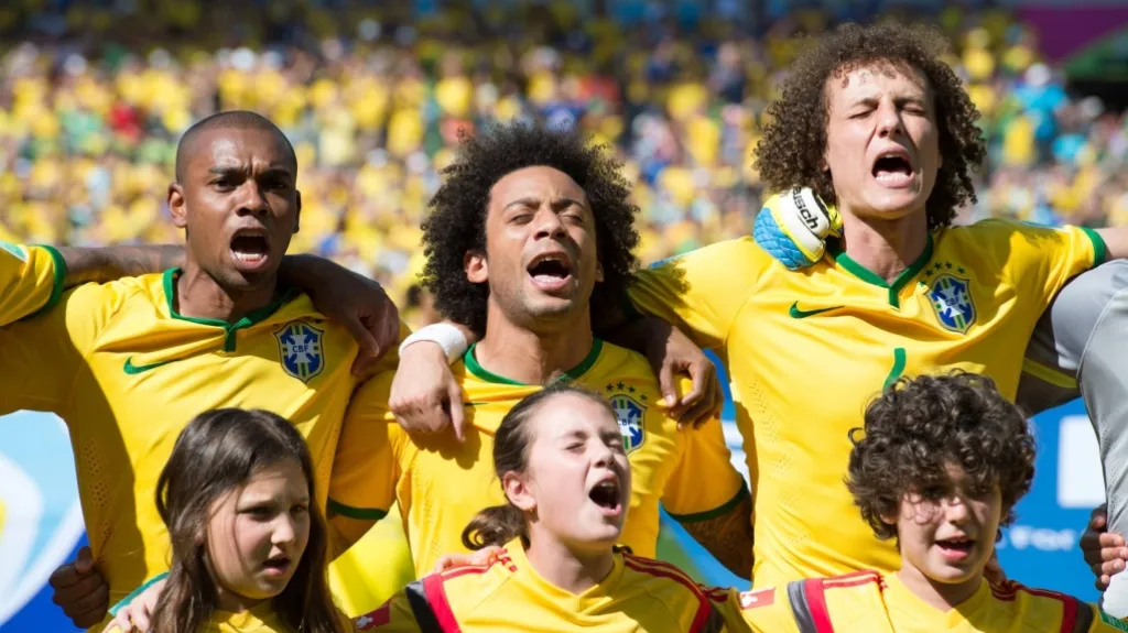 Brazilští fotbalisté Fernandinho, Marcelo a Luiz (zleva)