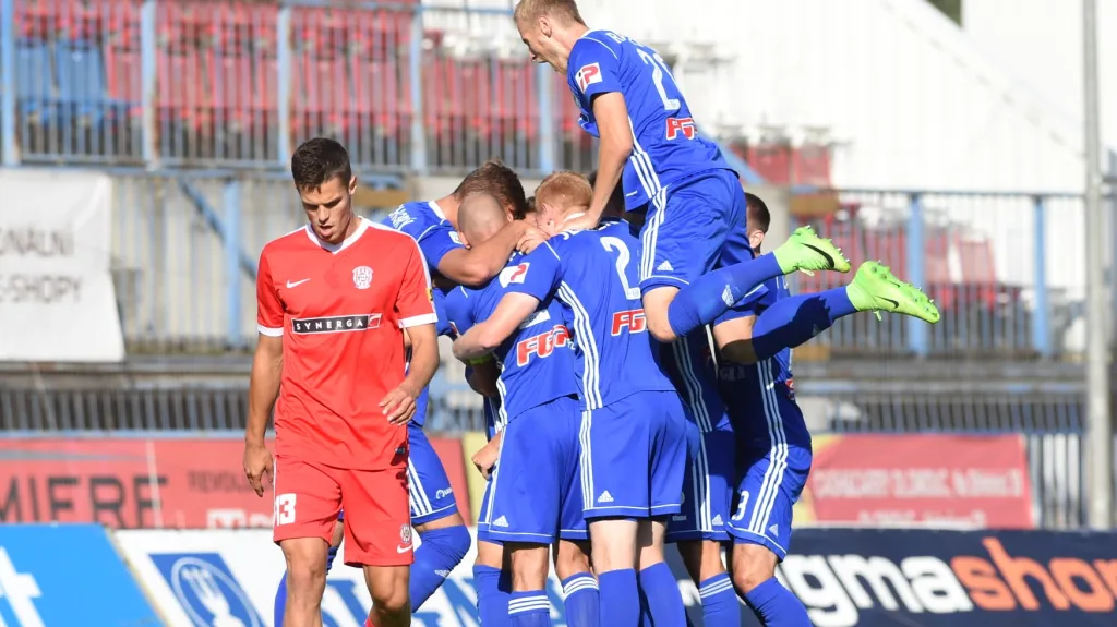 Hráči Olomouce se radují v utkání proti Brnu
