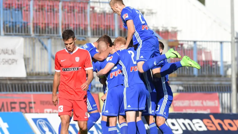 Hráči Olomouce se radují v utkání proti Brnu