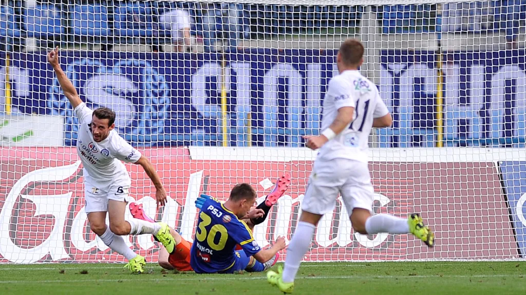 Fotbalisté Slovácka (v bílých dresech)