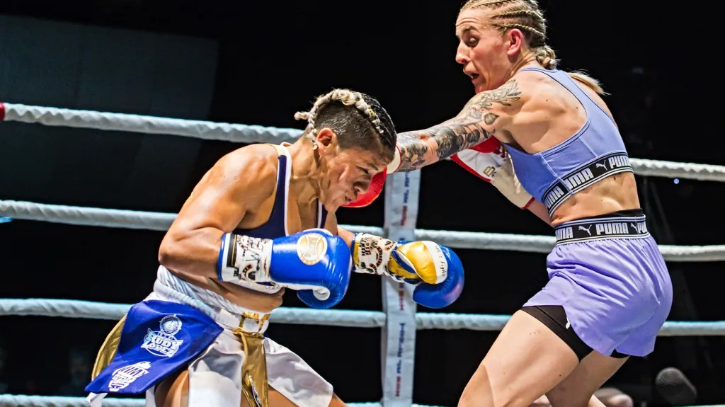 Fabiana Bytyqi (vpravo) v souboji s Mexičankou Elizabeth Lópezovou Corzoovou