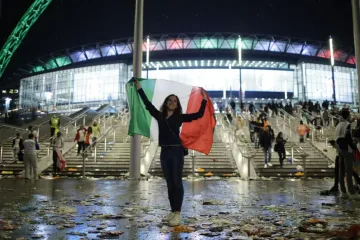 Italská fanynka před stadionem Wembley