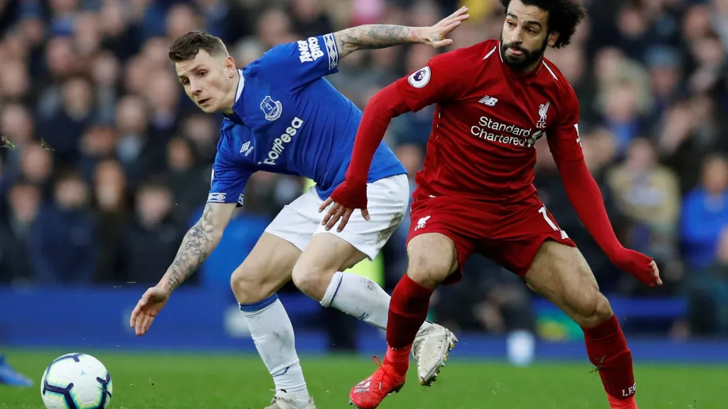 Mohamed Salah v Merseyside derby bojuje o míč s Lucasem Dignem