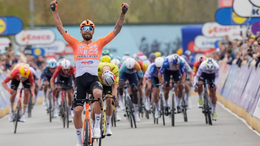 Italský cyklista Filippo Ganna se raduje v cílové rovince