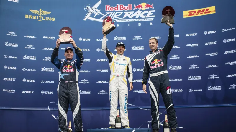 Nejlepší letci závodu Air Race v Čibě, zprava: Martin Šonka, vítězný Muroja a třetí Chambliss