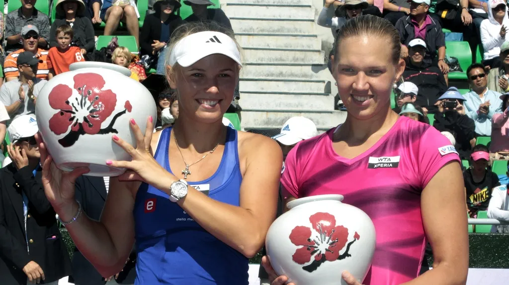 Caroline Wozniacká (vlevo) po vítězství nad Kaiou Kanepiovou