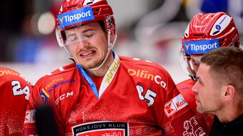 Útočník Rudolf Červený po střetu v utkání 29. kola s Plzní, z něhož si odnesl otřes mozku