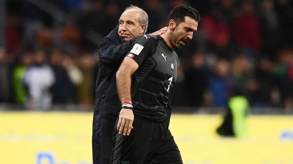 Kouč Ventura utěšuje po nepostupu na MS brankáře Buffona