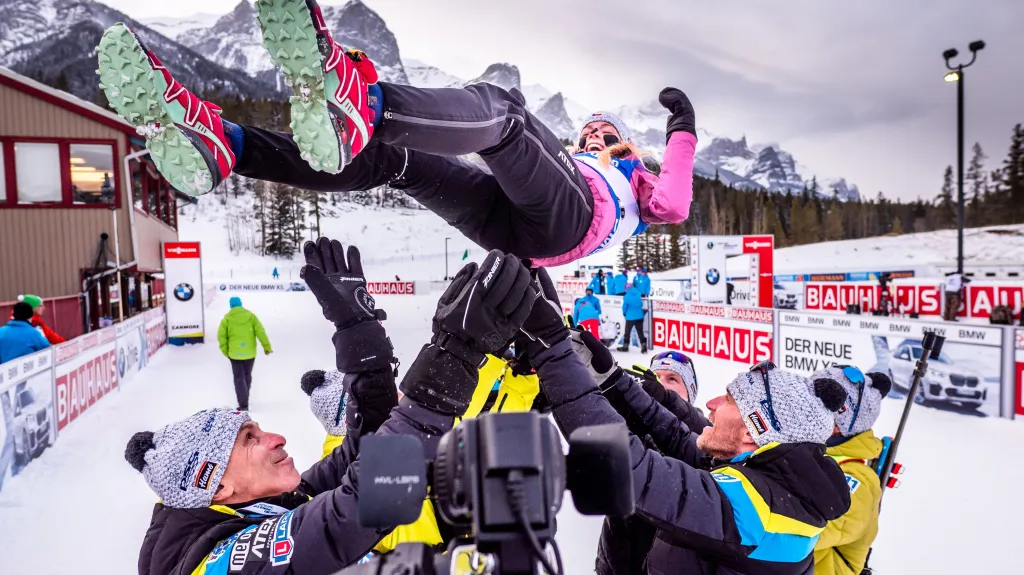 Markéta Davidová slaví s týmem druhé místo v Canmore