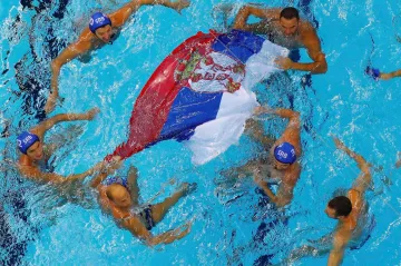 Srbové se na oslavu vykoupali s národní vlajkou