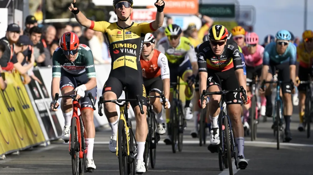 Nizozemský cyklista Olav Kooij se raduje z výhry v etapě na Paříž-Nice