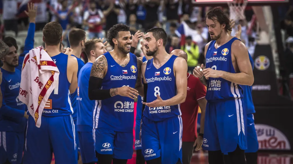 Blake Schilb s Tomášem Satoranským slaví výhru nad Japonci