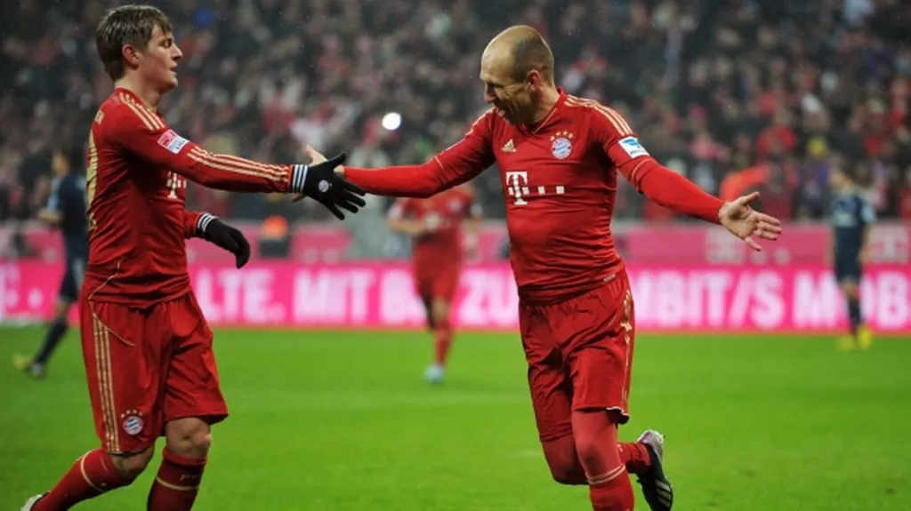 Slavící Toni Kroos a Arjen Robben