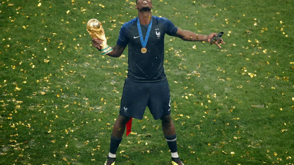Francouz Paul Pogba s trofejí pro mistry světa