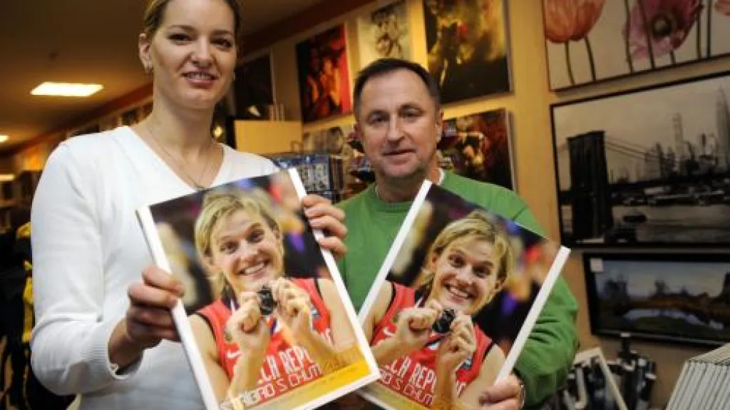 Eva Vítečková a Lubor Blažek s knihou Stříbro s chutí zlata