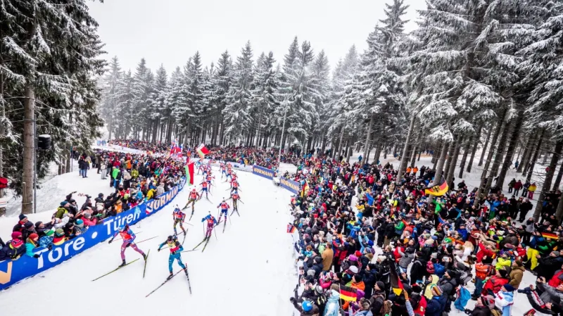 Závod s hromadným startem biatlonistů v Oberhofu