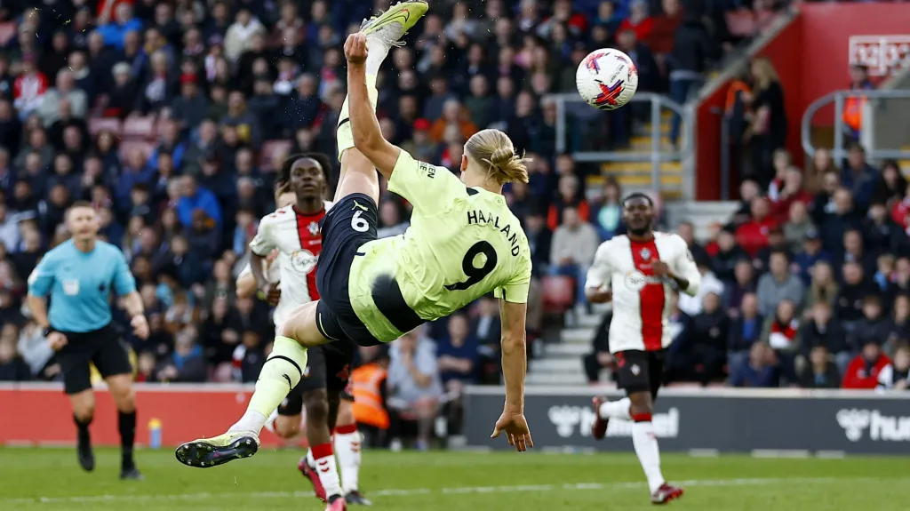 Erling Haaland z Manchesteru City střílí gól v Southamptonu