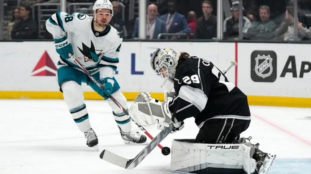 Tomáš Hertl v utkání s Los Angeles
