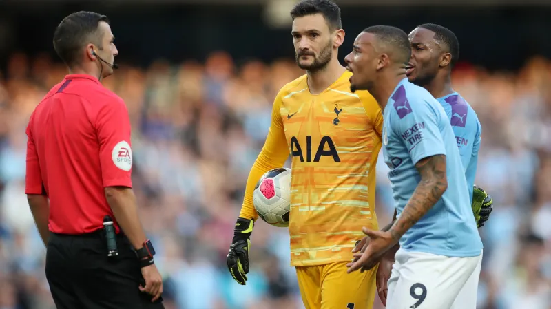 Gabriel Jesus z Manchesteru City diskutuje se sudím. Všemu přihlíží brankář Tottenhamu Hugo Lloris