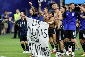Lisandro Martinez a Giovani Lo Celso s nápisem „Malvíny jsou argentinské“ odkazujícím na Falklandské ostrovy