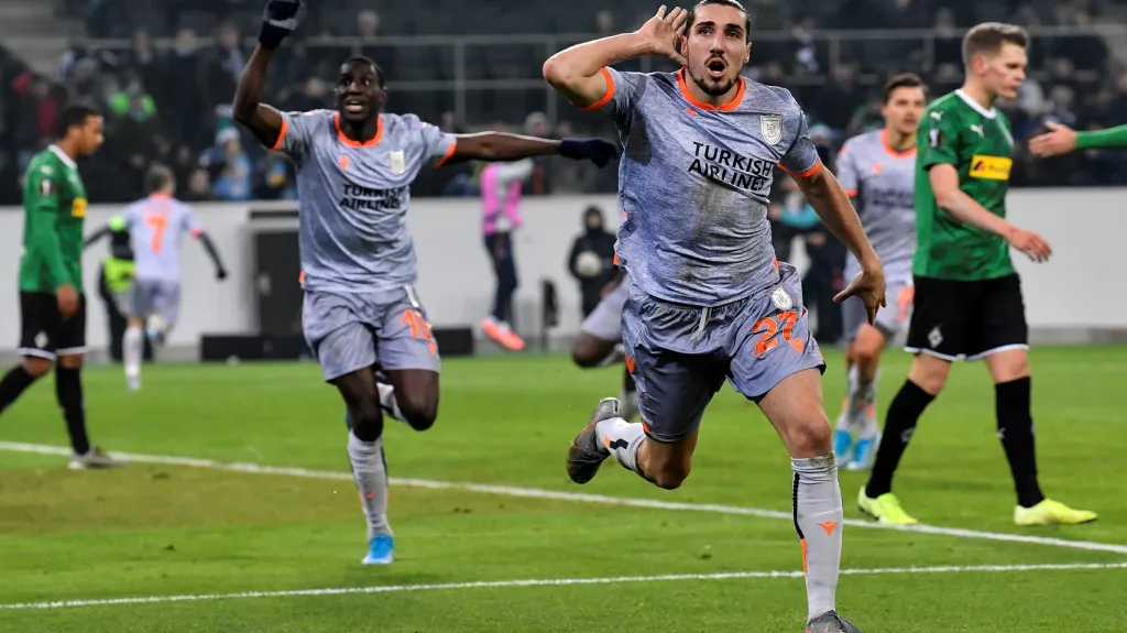Enzo Crivelli z Basaksehiru oslavuje gól v Mönchengladbachu