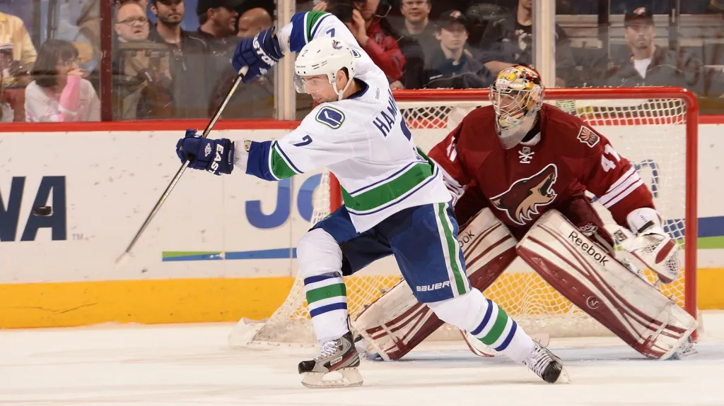 Obránce Vancouveru Dan Hamhuis