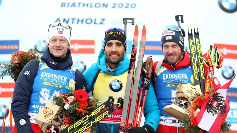 Stupně vítězů po vytrvalostním závodě na MS v Anterselvě. Zleva Johannes Bö, Martin Fourcade a Dominik Landertinger