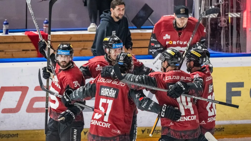 Michael Špaček (vlevo) se raduje se spoluhráči ze Sparty